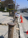 液状化現象により沈下した歩道